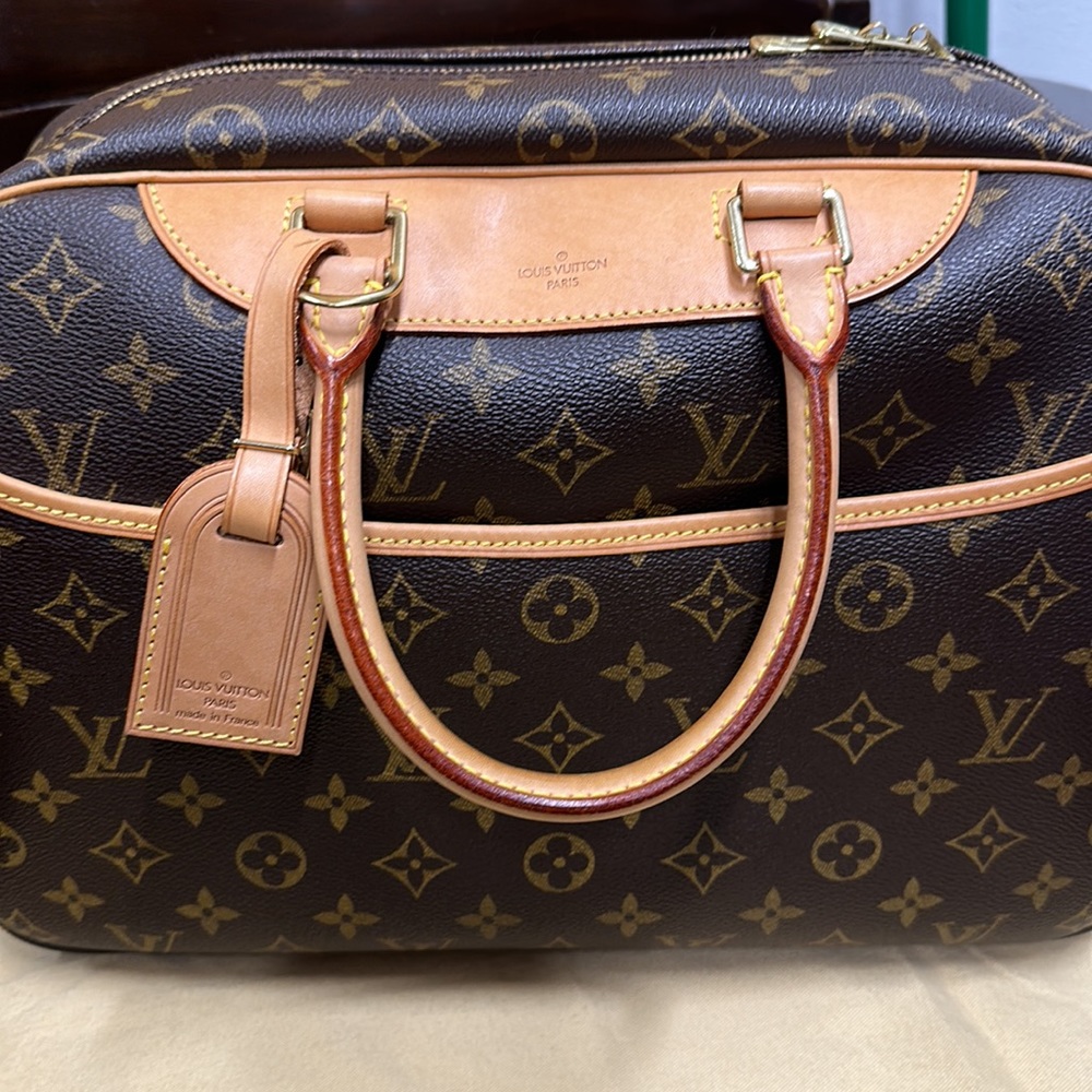 Authentic Louis Vuitton Deauville Monogram Travel Bag IN Excellent Condition